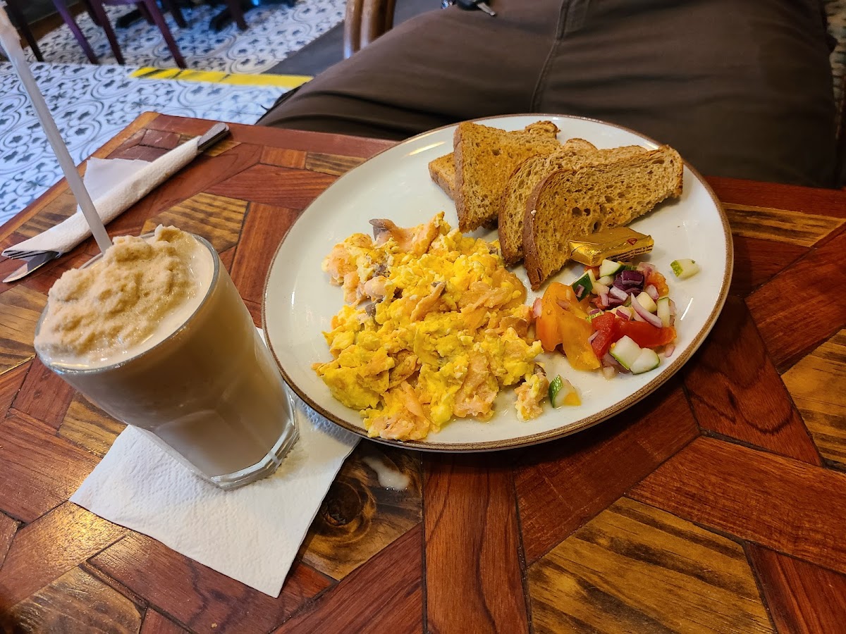 Scrambled eggs and latte